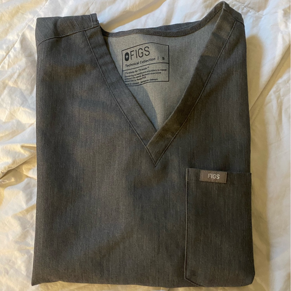 Small Graphite figs top